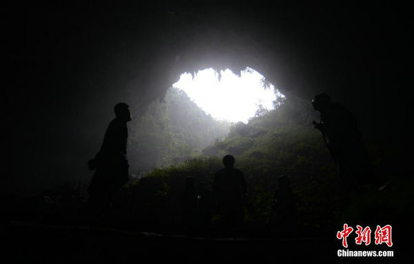 原文配圖:一些游客慕名來到湖南省郴州市北湖區萬華巖鎮坦山村的“天坑”內參觀。