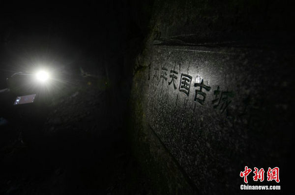 原文配圖:游客可以看到清朝咸豐十年記載太平天國歷史的《坦山萬華巖敘》碑。