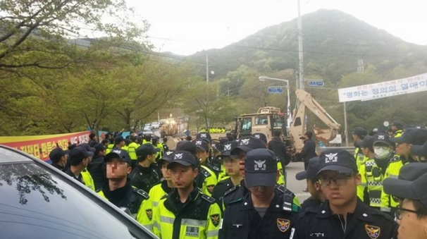 報道稱,目前薩德部署地附近的村民會館前有50多名居民負責巡邏監視,以防再有薩德設備運入。