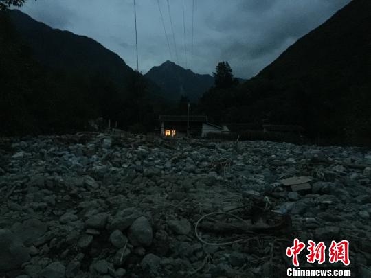 甘肅文縣泥石流:村莊“撕裂”成兩半敲鑼鼓救千人