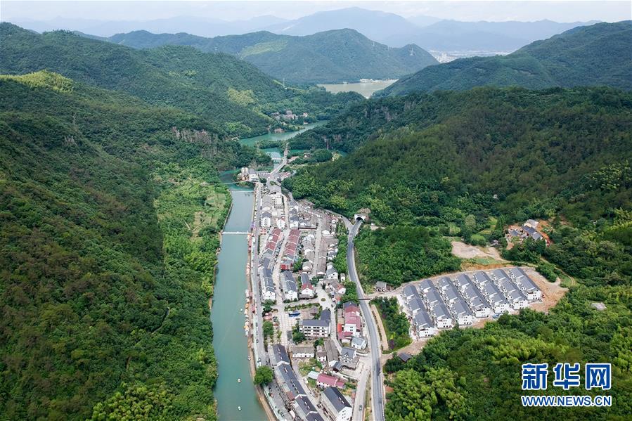 (砥礪奮進的五年·綠色發(fā)展 綠色生活·圖文互動)(1)浙江桐廬蘆茨村:“濾”水“清”山變金山銀山