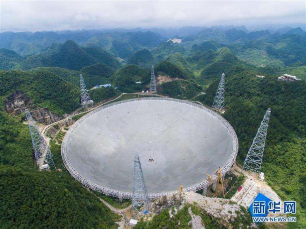 被譽為“中國天眼”的500米口徑球面射電望遠鏡,是具有我國自主知識產權、最靈敏的射電望遠鏡。它的落成啟用,對我國在科學前沿實現重大原創突破、加快創新驅動發展具有重要意義。(圖片來源:新華網)