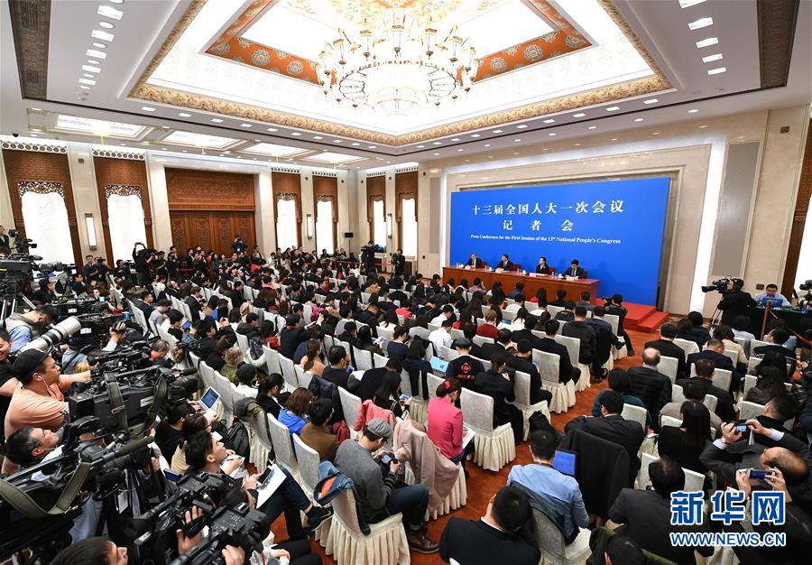 (兩會)(4)十三屆全國人大一次會議秘書處法案組有關負責人回應憲法修正案熱點問題