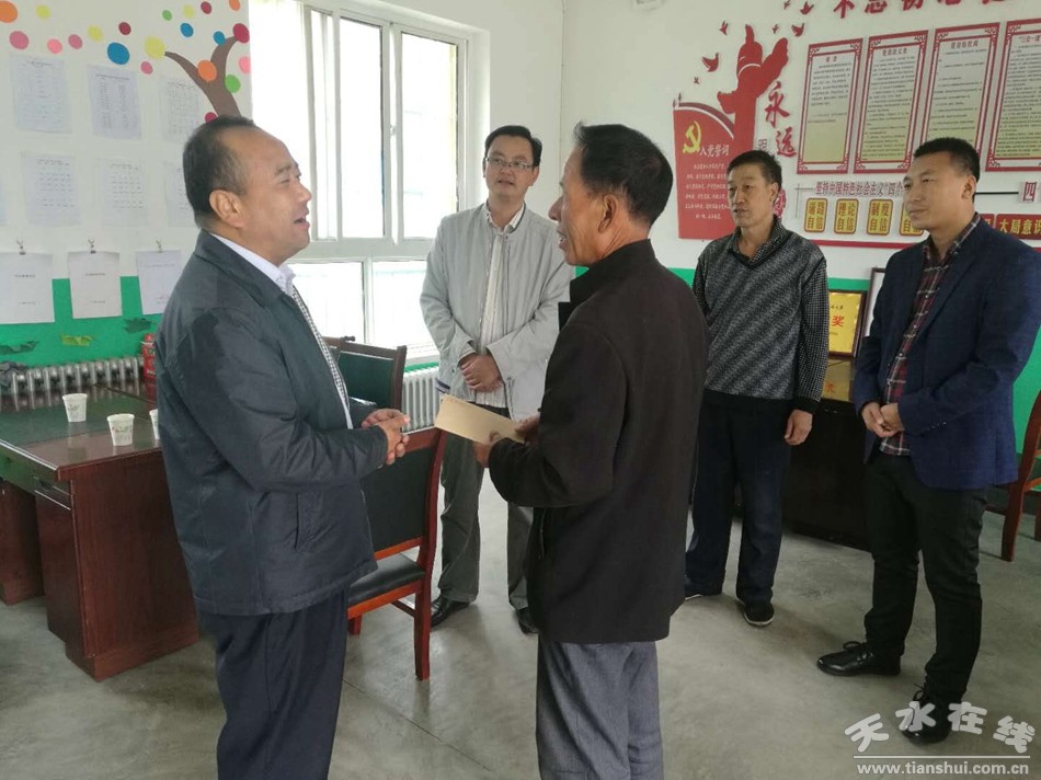 馬小平慰問教師.jpg