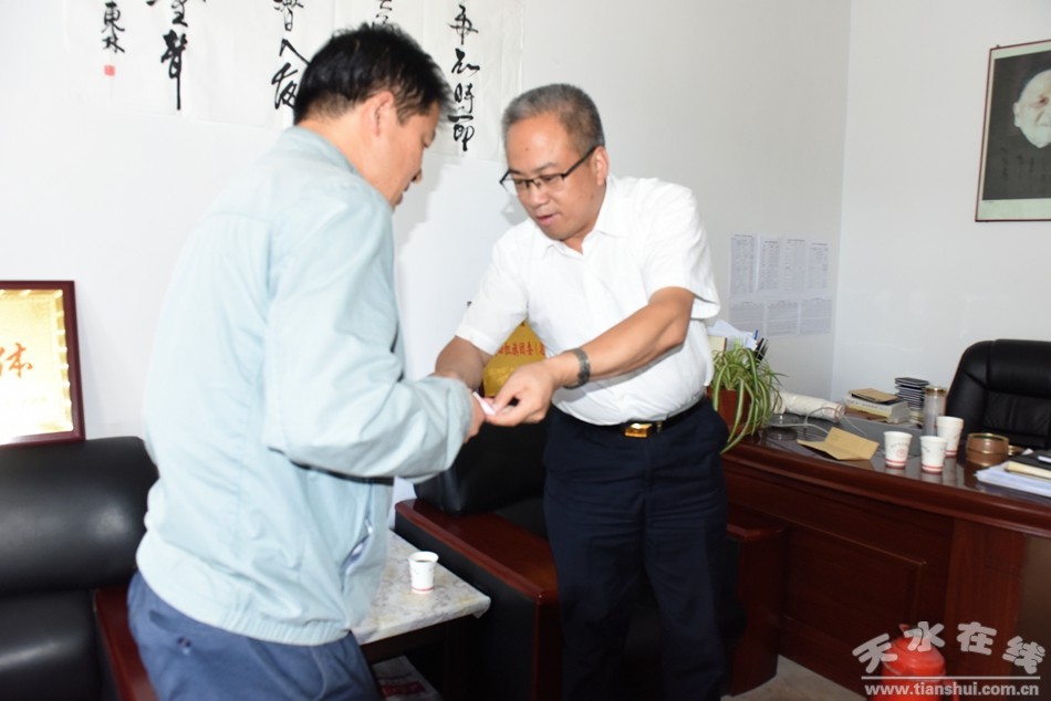 牛永禎 慰問白沙中學(xué)教師 王永峰.jpg