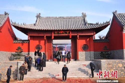 資料圖:元旦小長假期間,威海南海新區云龍山上舉辦新年廟會!⒉ 攝