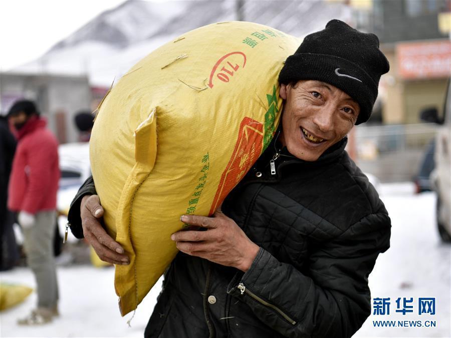 (新華全媒頭條·圖文互動)(4)風雪中傳遞溫暖的力量——記青海干部群眾抗擊玉樹雪災