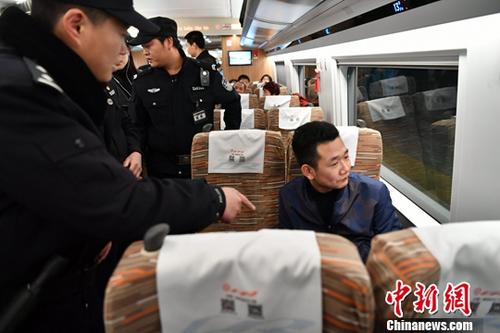 資料圖:乘警演練制止“霸座”行為。<a target='_blank' ><p align=