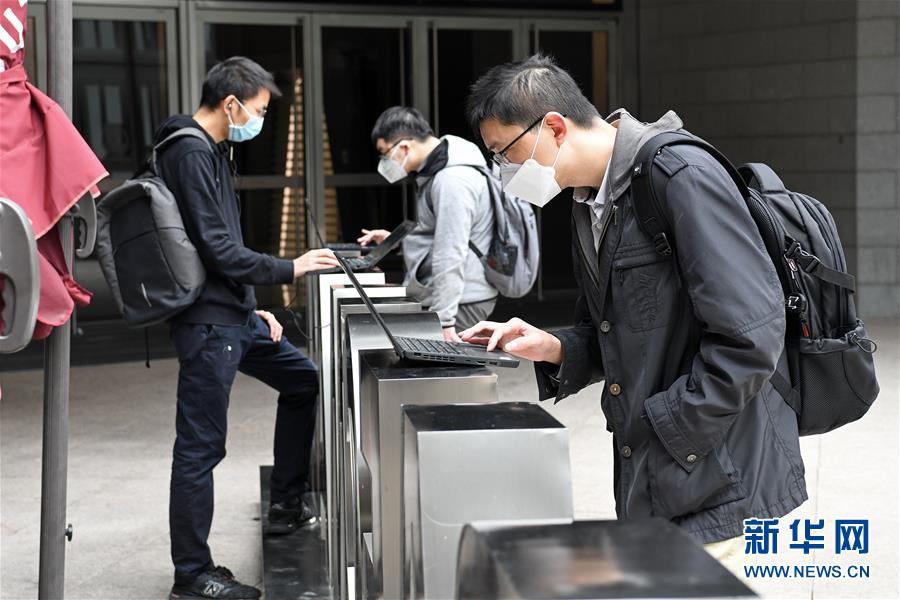 (在習(xí)近平新時(shí)代中國(guó)特色社會(huì)主義思想指引下——新時(shí)代新作為新篇章·習(xí)近平總書記關(guān)切事·圖文互動(dòng))(5)“世界工廠”的機(jī)器聲逐漸響起來(lái)——鞏固防控效果有序推進(jìn)復(fù)工復(fù)產(chǎn)紀(jì)實(shí)