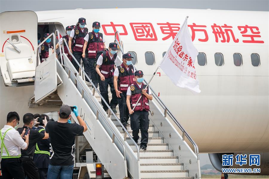 (國際疫情)(1)中國抗疫醫療專家組抵達老撾