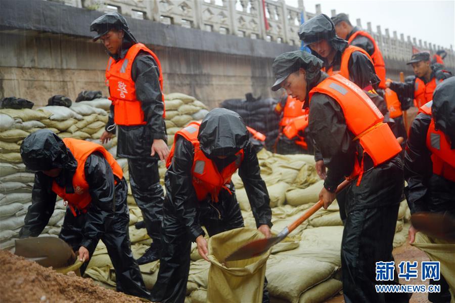 (防汛抗洪·圖文互動(dòng))(1)洪水不退,子弟兵誓死不退——解放軍和武警部隊(duì)官兵參與洪澇災(zāi)害搶險(xiǎn)救援記事