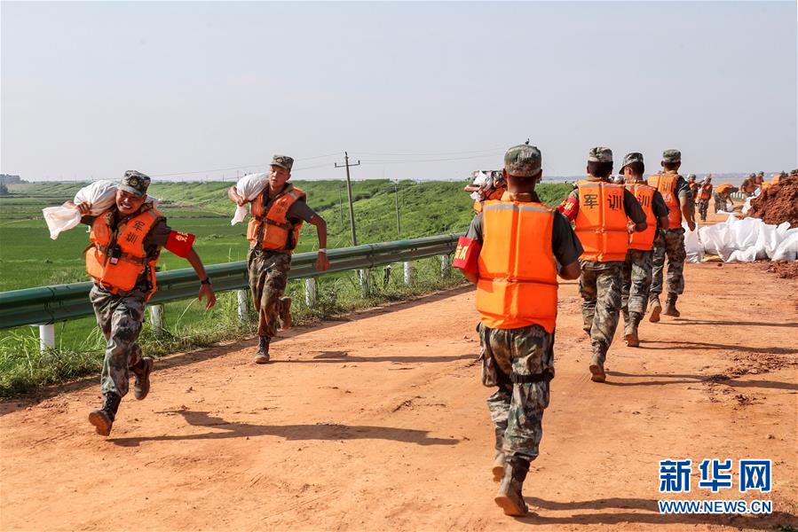 (防汛抗洪·圖文互動(dòng))(5)洪水不退,子弟兵誓死不退——解放軍和武警部隊(duì)官兵參與洪澇災(zāi)害搶險(xiǎn)救援記事