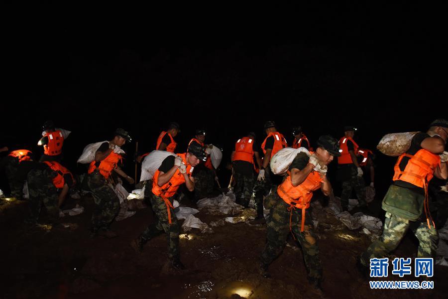(防汛抗洪·圖文互動(dòng))(7)洪水不退,子弟兵誓死不退——解放軍和武警部隊(duì)官兵參與洪澇災(zāi)害搶險(xiǎn)救援記事