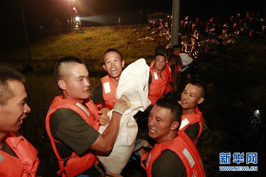 (防汛抗洪·圖文互動(dòng))(8)洪水不退,子弟兵誓死不退——解放軍和武警部隊(duì)官兵參與洪澇災(zāi)害搶險(xiǎn)救援記事