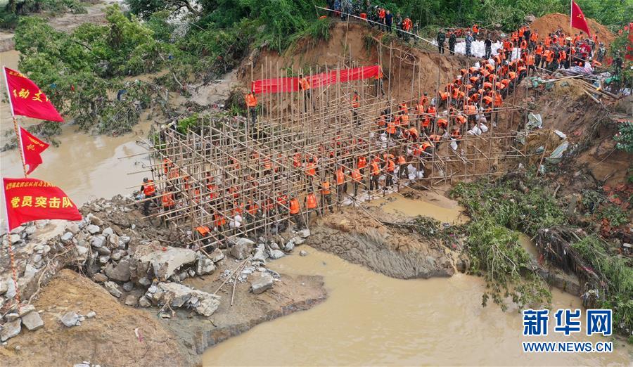 (防汛抗洪·圖文互動(dòng))(10)洪水不退,子弟兵誓死不退——解放軍和武警部隊(duì)官兵參與洪澇災(zāi)害搶險(xiǎn)救援記事