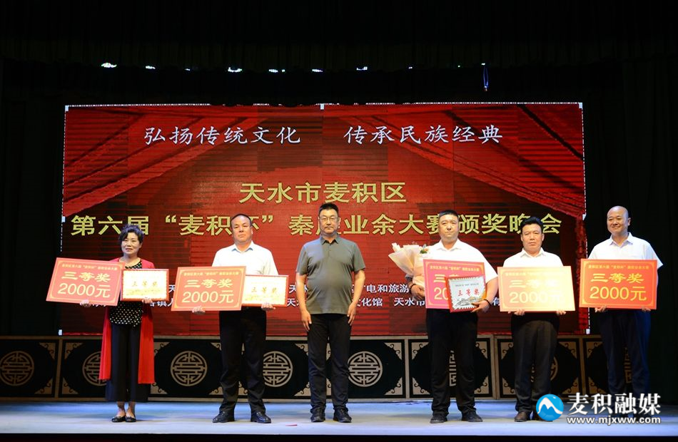 區人大常委會副主任高炳蔚為三等獎獲得者頒獎